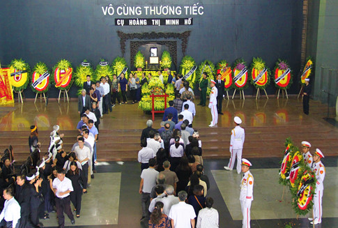 Gia đình cụ Hoàng Thị Minh Hồ tặng tiền phúng viếng cho đồng bào lũ lụt